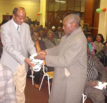 Remise d’un agaseke lors d’un événement des FDU-Inkingi