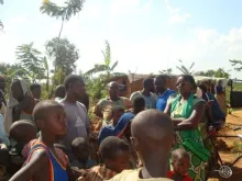 Victoire Ingabire en visite dans une communauté au Rwanda