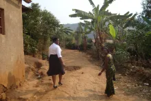 Victoire Ingabire en visite dans une communauté au Rwanda