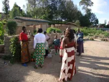 Victoire Ingabire en visite dans une communauté au Rwanda