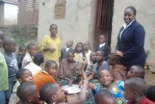 Victoire Ingabire en visite dans une communauté au Rwanda