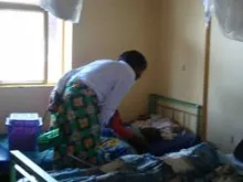 Victoire Ingabire au chevet d’une personne